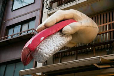 Osaka, Japonya; 20 Ekim 2023: Osaka şehrinin Dotonbori ilçesinde bir restoranın önü, gece hayatı ve yemek sahneleriyle ünlüdür..