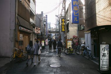 Osaka, Japonya; 20 Ekim 2023: Osaka şehrinin Dotonbori ilçesinde bir restoranın önü, gece hayatı ve yemek sahneleriyle ünlüdür..