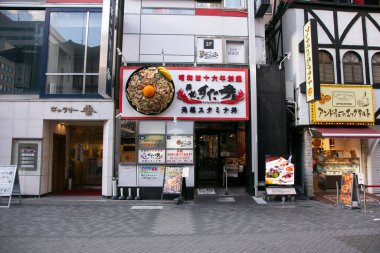 Osaka, Japonya; 20 Ekim 2023: Osaka şehrinin Dotonbori ilçesinde bir restoranın önü, gece hayatı ve yemek sahneleriyle ünlüdür..