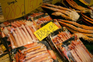 Japonya 'nın Osaka şehrinde bir barbeküde yengeç bacağı pişirildi..