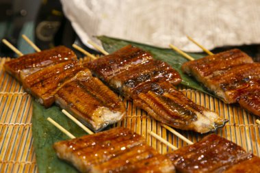 Japonya 'nın Osaka kentindeki bir gıda pazarında kızartılmış yılan balığı..