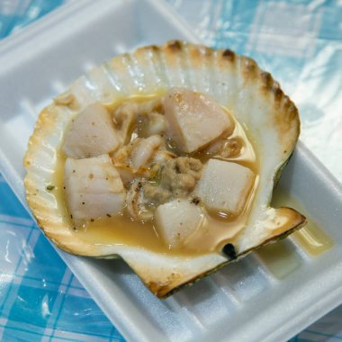 Japonya 'daki Osaka balık pazarında deniz ürünleri ve balıklar ızgarada pişiriliyor..