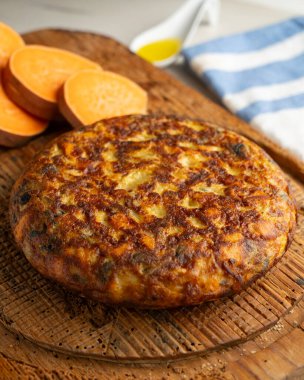 Tatlı patates, soğan ve yumurtalı İspanyol omleti. İspanyol gastronomisinin geleneksel tapası.