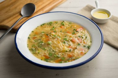 Sebzeli erişte çorbası. İspanyol gastronomisinin geleneksel tarifi.