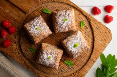 Miguelitolar, İspanya 'dan çikolatalı krema ve şeker serpiştirilmiş poğaçalardan yapılan tipik hamur işleridir..