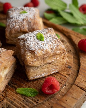 Miguelitolar, İspanya 'dan çikolatalı krema ve şeker serpiştirilmiş poğaçalardan yapılan tipik hamur işleridir..
