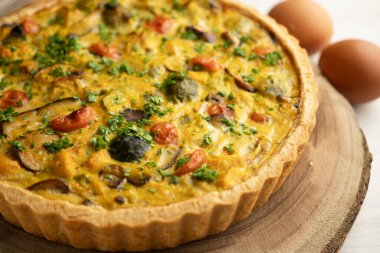 Sonbahar sebzeli Fransız kiş, Brüksel lahanası, tatlı patates ve mantar gibi..