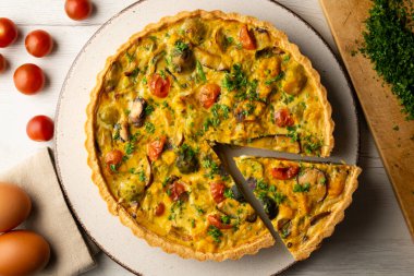 Sonbahar sebzeli Fransız kiş, Brüksel lahanası, tatlı patates ve mantar gibi..