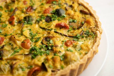 Sonbahar sebzeli Fransız kiş, Brüksel lahanası, tatlı patates ve mantar gibi..