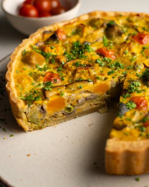 Sonbahar sebzeli Fransız kiş, Brüksel lahanası, tatlı patates ve mantar gibi..