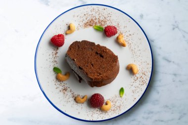 Nefis bir parça çikolatalı pasta Genel bir bakış açısıyla bakıldığında.