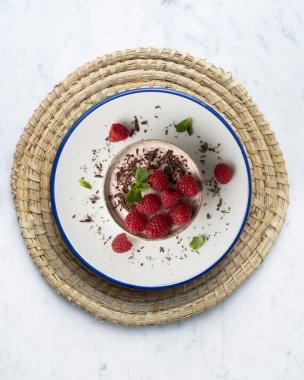 Kırmızı böğürtlenli ahududu kreması. Noel süslemeli masa.