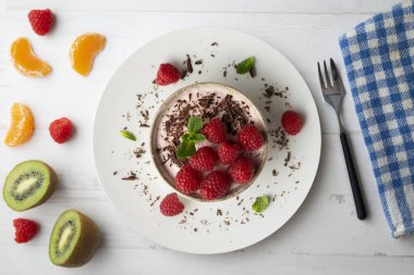 Kırmızı böğürtlenli ahududu kreması. Noel süslemeli masa.