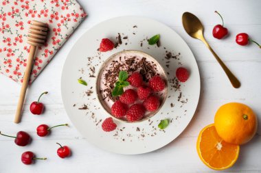 Kırmızı böğürtlenli ahududu kreması. Noel süslemeli masa.