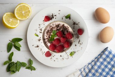 Kırmızı böğürtlenli ahududu kreması. Noel süslemeli masa.