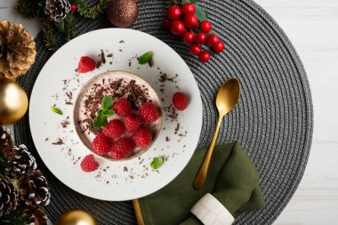 Kırmızı böğürtlenli ahududu kreması. Noel süslemeli masa.