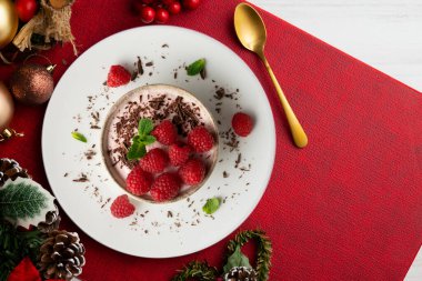 Kırmızı böğürtlenli ahududu kreması..