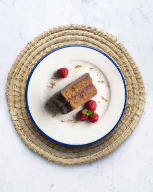 Yukardan bakıldığında nefis orjinal çukulatalı pasta. Noel süslemeli masa.