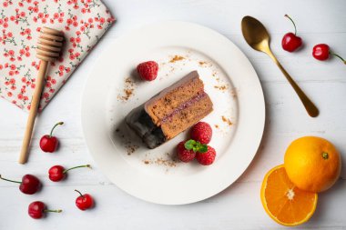 Yukardan bakıldığında nefis orjinal çukulatalı pasta. Noel süslemeli masa.