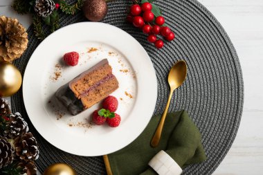 Yukardan bakıldığında nefis orjinal çukulatalı pasta. Noel süslemeli masa.