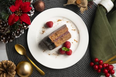 Yukardan bakıldığında nefis orjinal çukulatalı pasta. Noel süslemeli masa.