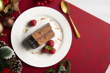Yukardan bakıldığında nefis orjinal çukulatalı pasta. Noel süslemeli masa.