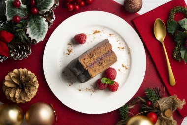 Yukardan bakıldığında nefis orjinal çukulatalı pasta. Noel süslemeli masa.