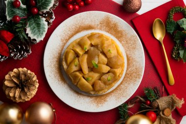 Elmalı lezzetli tarte tatin. Genel bir perspektiften. Noel masasında yemek.