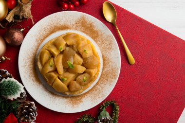 Elmalı lezzetli tarte tatin. Genel bir perspektiften. Noel masasında yemek.