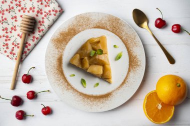 Lezzetli tarte tatin ve elmalar genel bakış açısıyla.