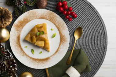 Elmalı lezzetli tarte tatin. Genel bir perspektiften. Noel masasında yemek.