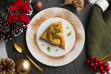 Elmalı lezzetli tarte tatin. Genel bir perspektiften. Noel masasında yemek.