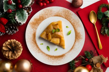 Elmalı lezzetli tarte tatin. Genel bir perspektiften. Noel masasında yemek.