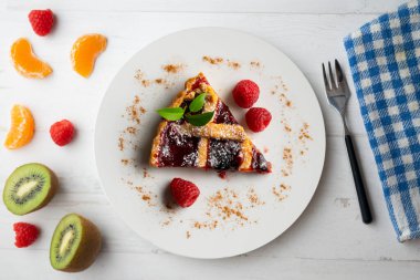 Lezzetli İtalyan crostata ile kırmızı meyve reçeli.