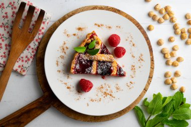 Lezzetli İtalyan crostata ile kırmızı meyve reçeli.