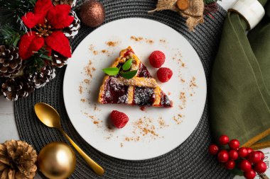 Tatil için Noel masasında kırmızı meyve reçeli ile dolu leziz İtalyan crostata..