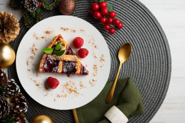 Tatil için Noel masasında kırmızı meyve reçeli ile dolu leziz İtalyan crostata..