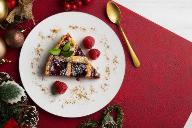 Tatil için Noel masasında kırmızı meyve reçeli ile dolu leziz İtalyan crostata..