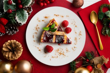 Tatil için Noel masasında kırmızı meyve reçeli ile dolu leziz İtalyan crostata..