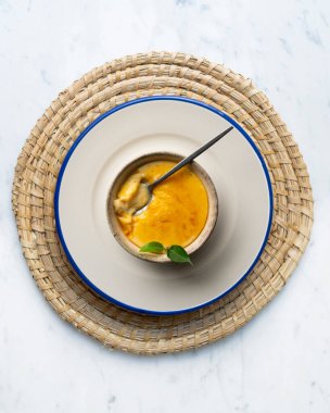 Krema Katalanası veya La crme brle Genel bir perspektiften görüldü.