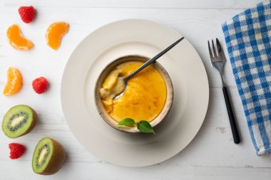 Krema Katalanası veya La crme brle Genel bir perspektiften görüldü.