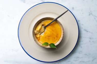 Krema Katalanası veya La crme brle Genel bir perspektiften görüldü.