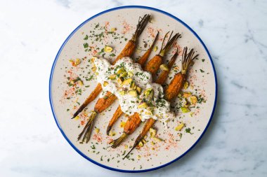 Fırında havuç, İtalyan burrata ve şam fıstığı..