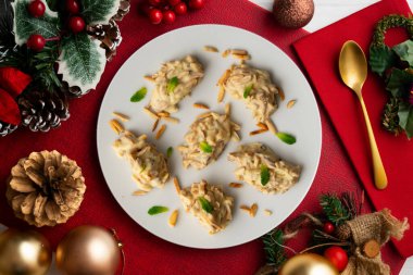 Lezzetli beyaz çikolata ve badem çikolataları Noel süslemeleri olan bir masada..