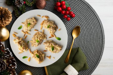 Lezzetli beyaz çikolata ve badem çikolataları Noel süslemeleri olan bir masada..