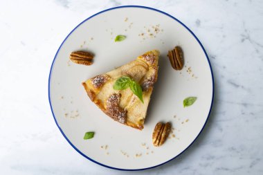 Taze armut ve kuru üzümlü lezzetli bir pasta..