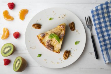 Taze armut ve kuru üzümlü lezzetli bir pasta..