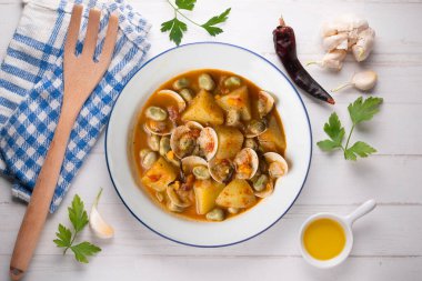 Patates ve fasulyeli midye yahnisi. Geleneksel İspanyolca tarif.