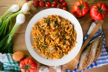 Lezzetli İspanyol fideua 'sı ve deniz ürünleri. Tipik İspanyol gastronomi yemeği Noel masasında..