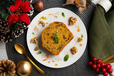 Masada cevizli havuçlu kek ve Noel süslemeleri..